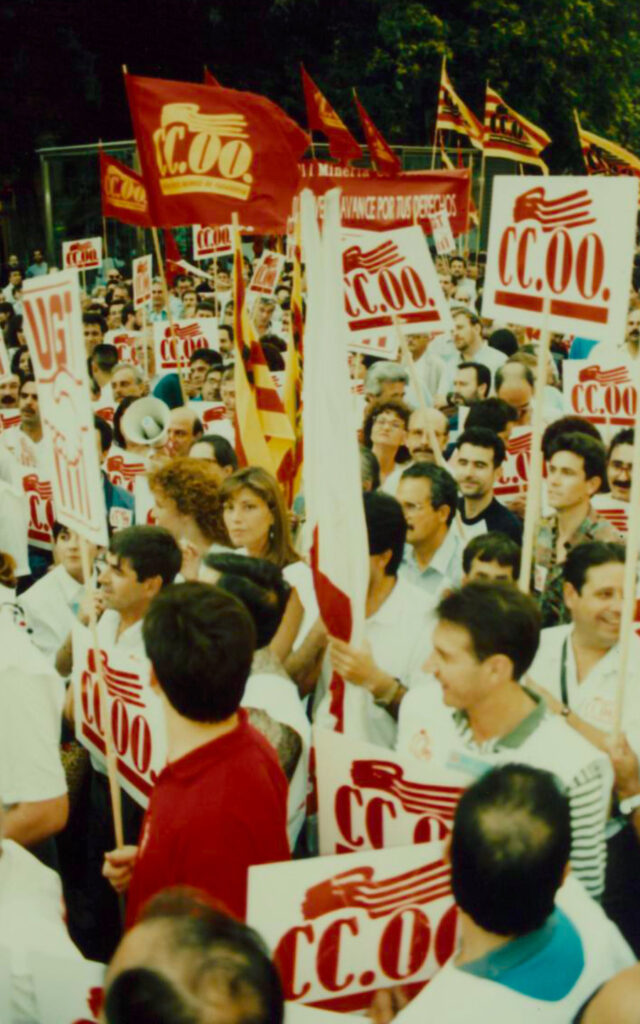 Manifestació amb banderes de CCOO